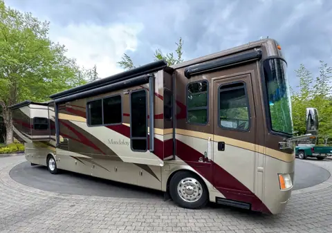 MOTORHOMES 503 photo 2