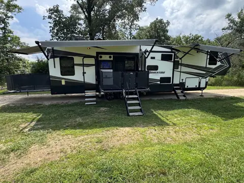 Rev 513 RV photo 2